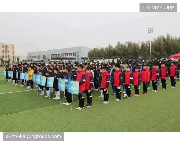 冠军球队球员参与校园足球普及活动助力青训发展，校园足球冠军杯